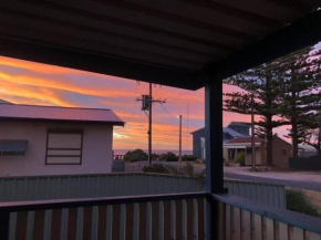 Lynchs Sea View - Within 100m to the Beach, Wallaroo